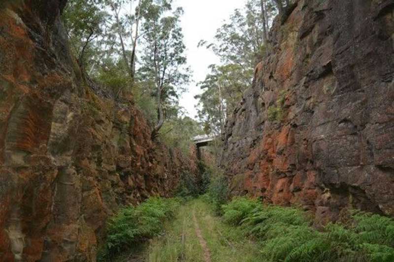 Big Hill Cutting, Hilltop